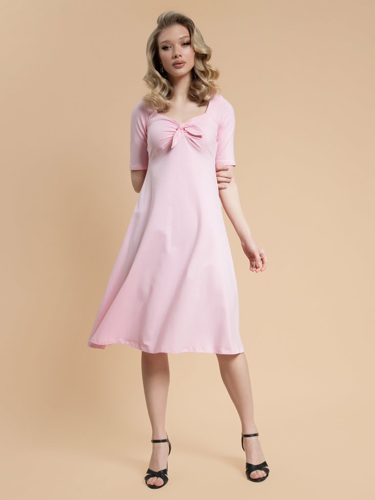 różowa sukienka midi
